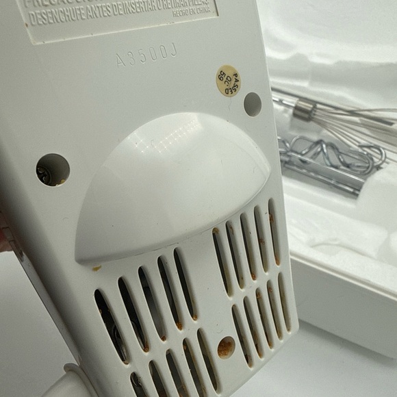 GE 6 Speed Hand Mixer w/ Storage Case 2 Beaters 2 Dough Hooks, 1 Whisk Works - Picture 11 of 13